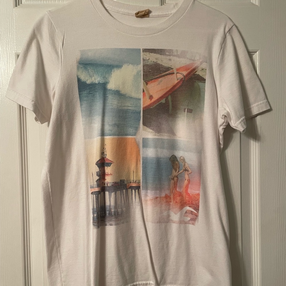 Hollister Men’s Short Sleeve T-Shirt Surf Design - Size Medium